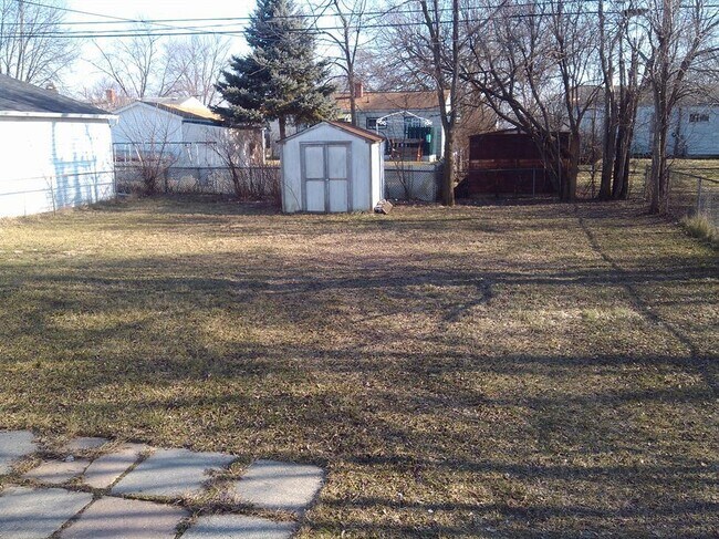 Foto del edificio - 1148 Fall River Rd