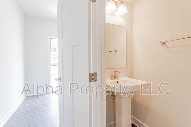 Building Photo - 100 Roseridge Dr