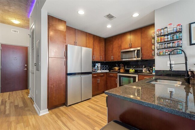 Building Photo - 360 Nueces St