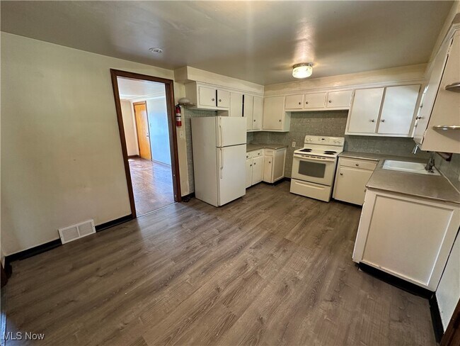 Foto del edificio - 28 W Boston Ave