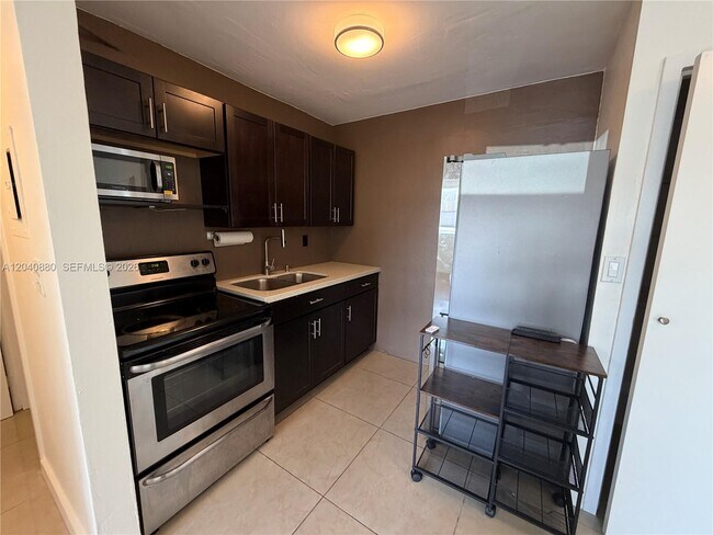 Foto del edificio - 2715 Tigertail Ave