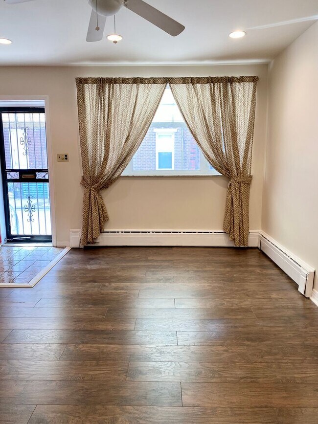 Foto del edificio - Stunning 2-Bedroom Townhouse in South Philadelphia Available August 1st!