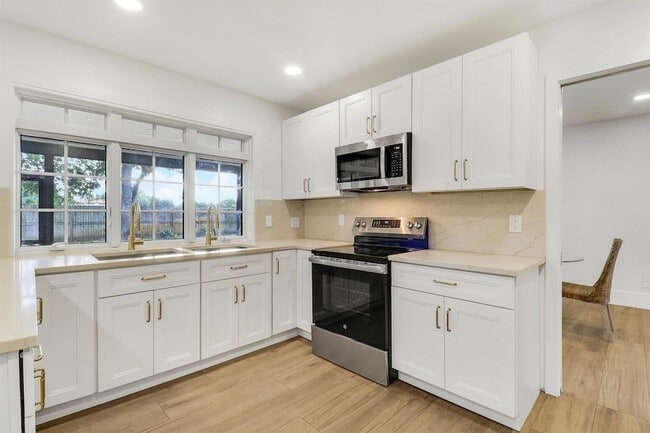 Building Photo - 1009 Alamanda Dr