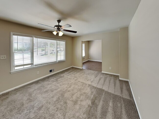 Building Photo - 220 Oakcliff Ct Nw