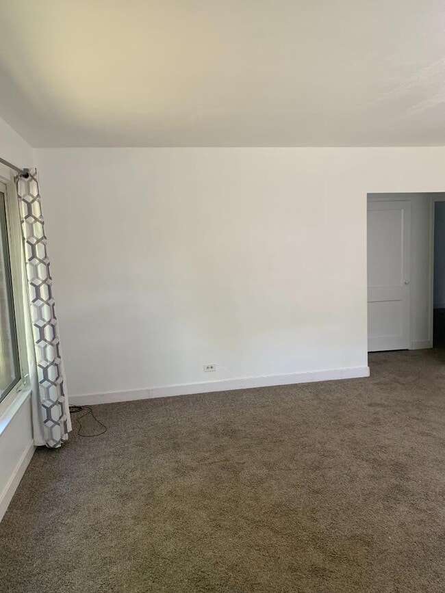 Building Photo - 2034 Broadlawn Rd