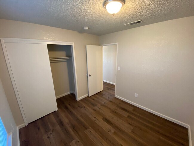 Foto del edificio - Available Soon! Fully Rehab!