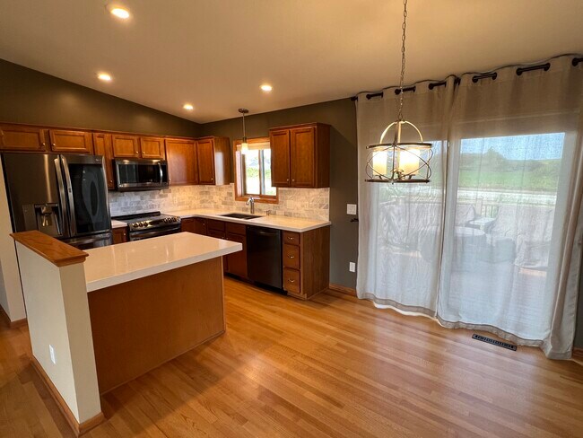 Building Photo - 5315 Castleview Dr NW