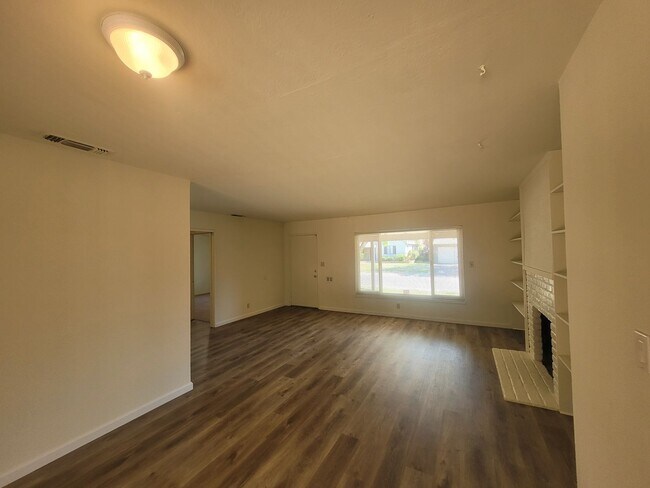 Foto del edificio - Three bedroom 1 bath with central heat and...