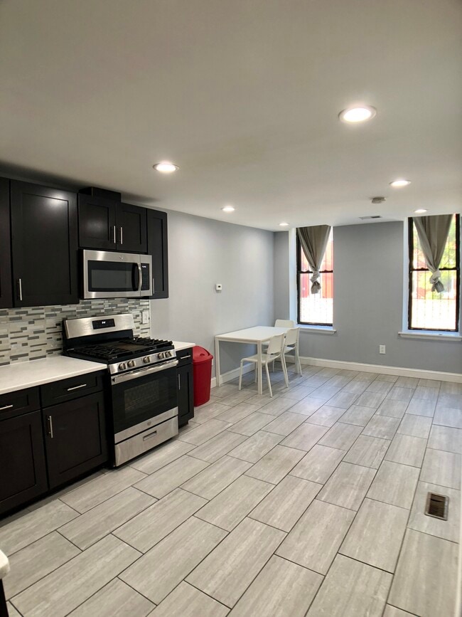 Shared Kitchen - 1730 W Master St