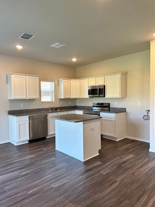 Building Photo - 4 Bedroom in Hallsville