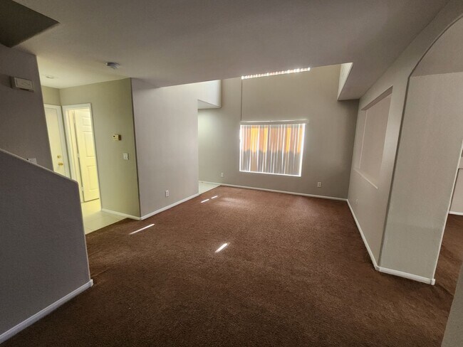 Building Photo - Gorgeous 3Bed/2.5 Bath home- located in N. Summerlin gated Community