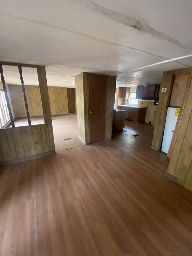 Building Photo - Handyman special 3 bed 2 bath Lease to pur...