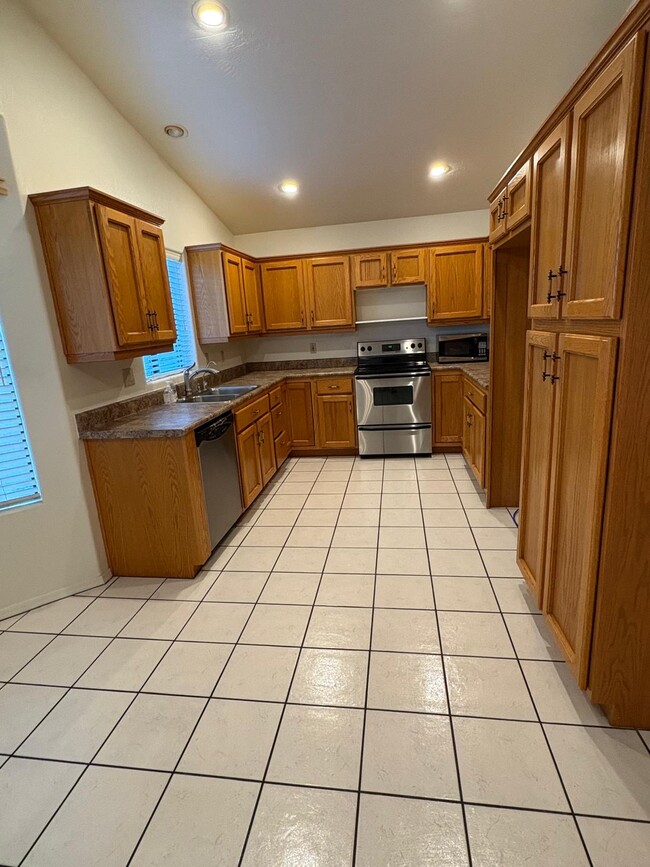 Building Photo - 15732 E Kipling Dr