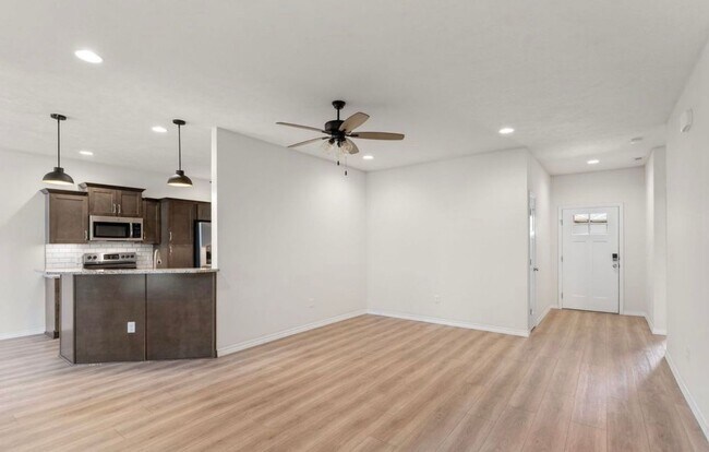 Foto del edificio - NEW LUXURY 3 BED 2 BATH 2 CAR GARAGE DUPLEX