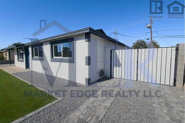 Building Photo - 4Bed/2Bath House at University/Dobson--Complete Remodel w/Pool!