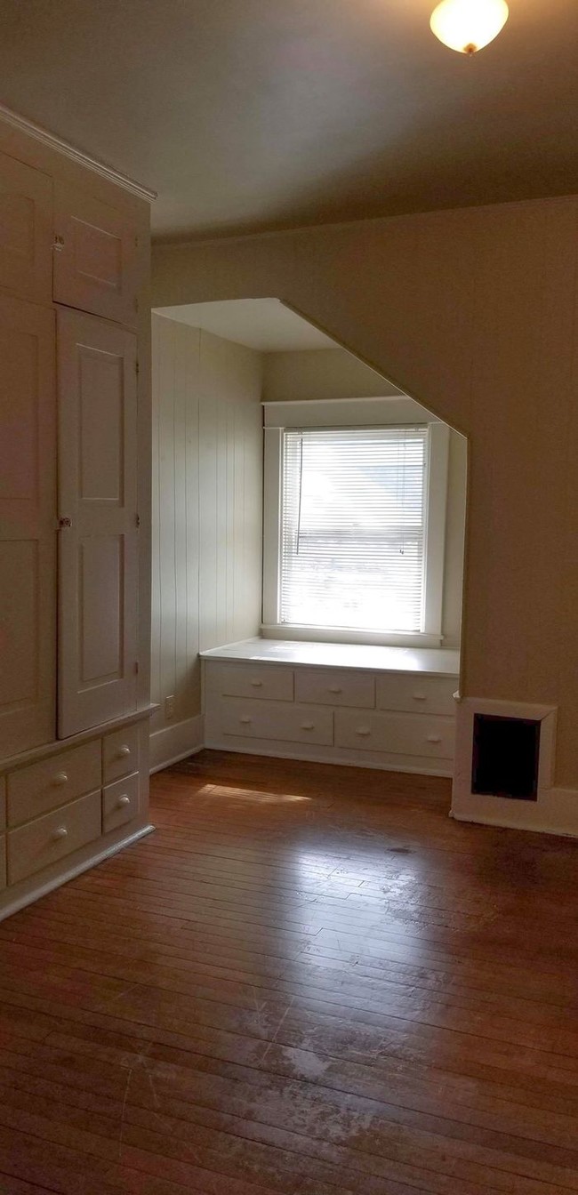 Building Photo - *SELF SHOW AVAILABILITY* 225 Kingston Rd 2W