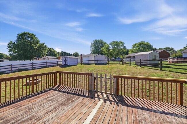 Building Photo - 1607 McFarland Dr