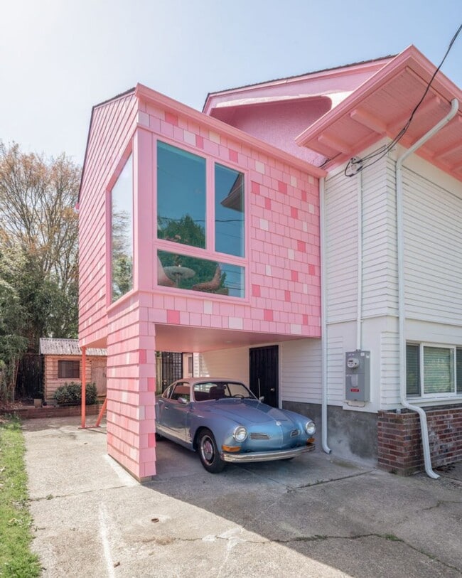 Building Photo - 2802 17th Ave S