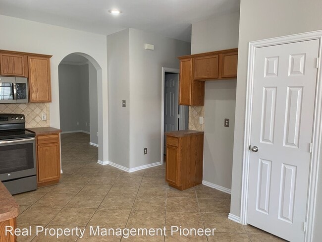 Building Photo - 3 br, 2.5 bath House - 9817 Birch Dr.