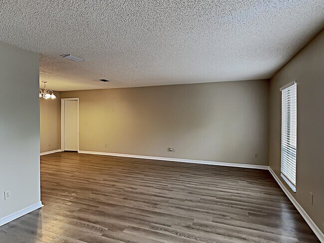 Building Photo - 623 Sandy Creek Dr