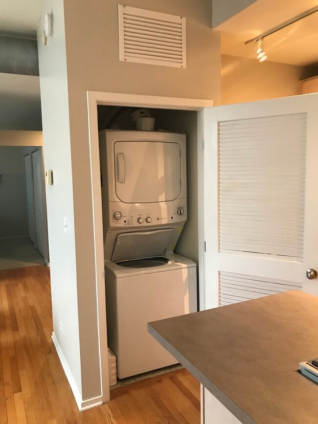 In Unit Laundtry - 811 S Lytle St