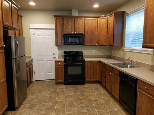 Building Photo - Make this house your home!