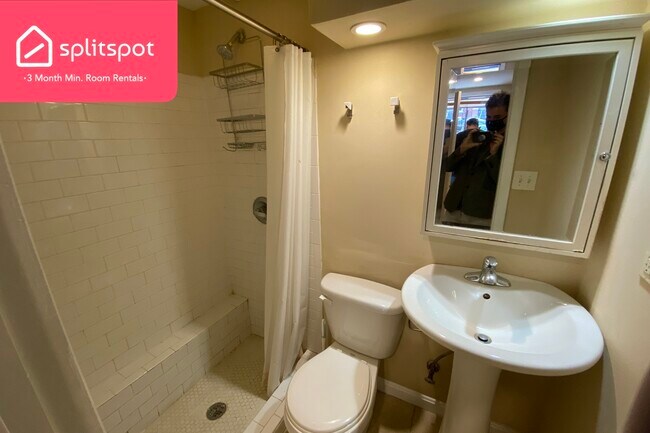 Building Photo - Private room in 4 bedroom Washington Apart...