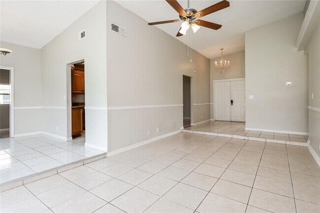 Building Photo - 820 E Flag Ln