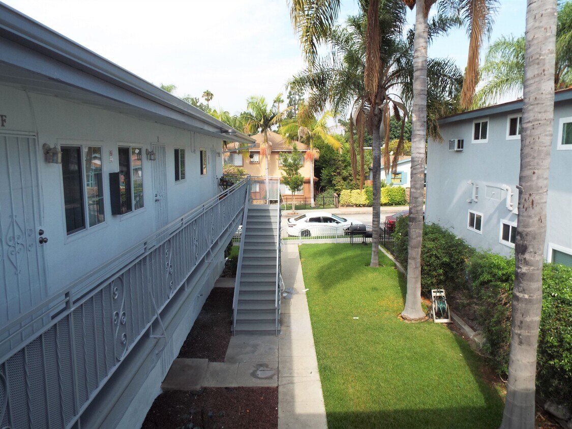 Common Area - 7642 Comstock Ave