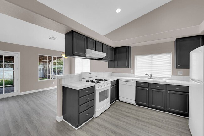 Building Photo - Beautiful Single Story home in Painted Desert!