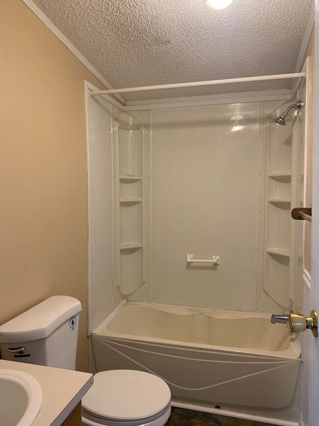 Building Photo - The perfect home is calling, cozy 3 bedroo...