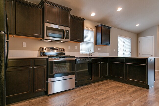 Building Photo - Beautiful 3 bedroom tiny home in Cottage Grove- River Walk Village