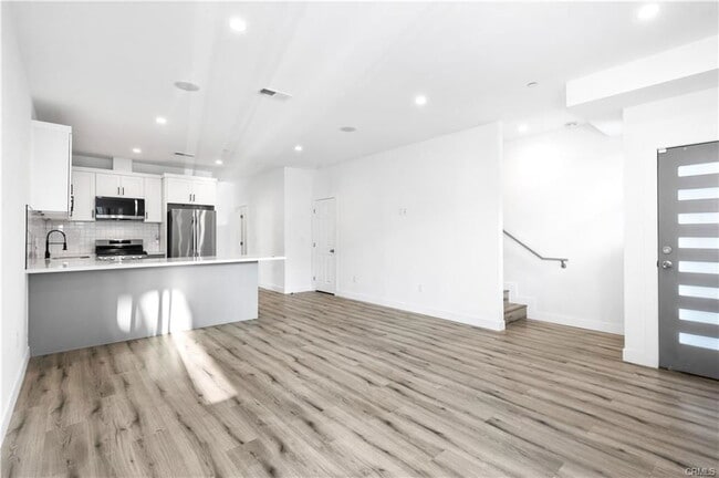 Building Photo - 10857 Morrison St