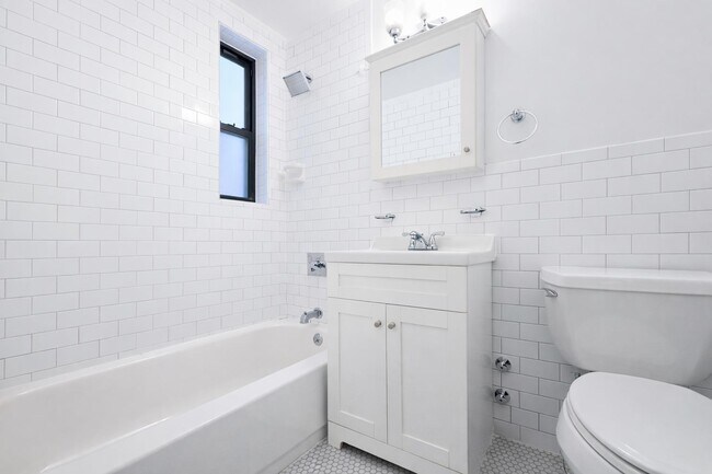 Foto del edificio - 525-527 Riverdale Avenue