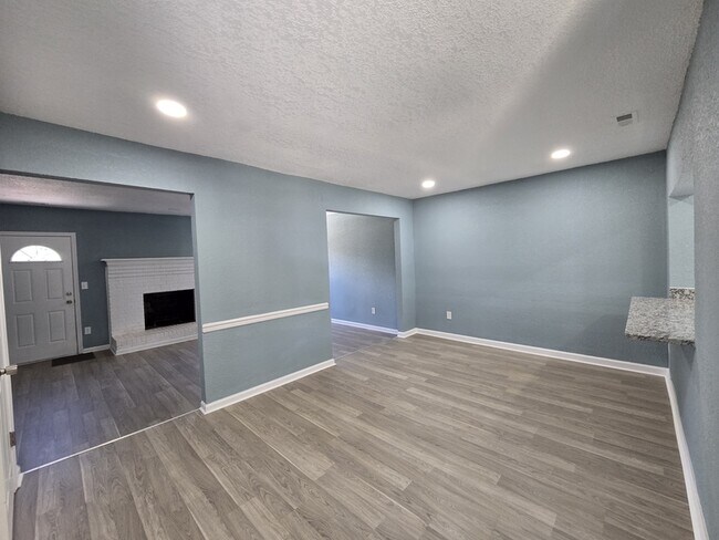 Building Photo - 689 Biltmore Dr