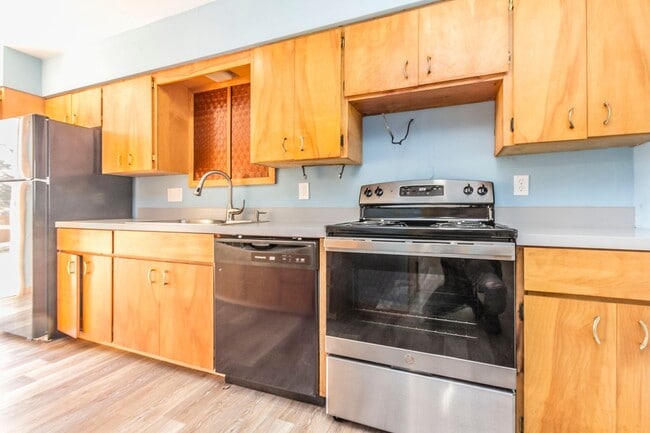 Building Photo - Spacious 3 Bedroom 1 Bathroom