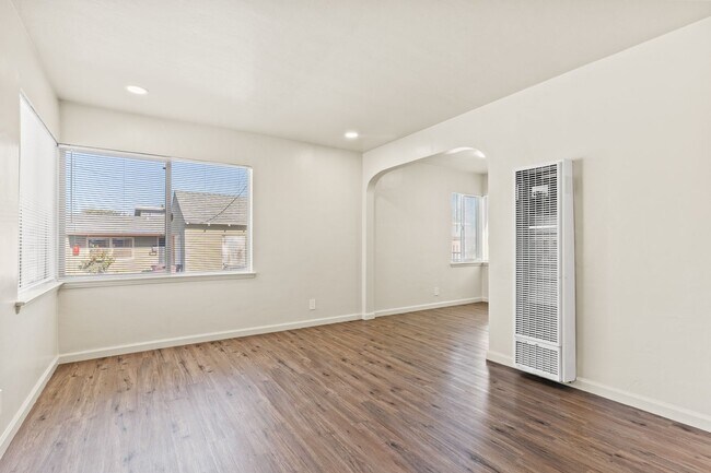 Building Photo - Recently Remodeled 1 Bedroom Duplex Unit Looking for a new tenant!