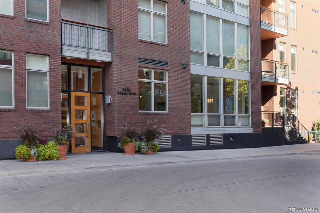Foto principal - 1401 Delgany St