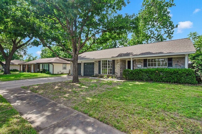 Building Photo - 5514 Chantilly Ln