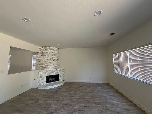 Foto del edificio - "Charming 3-Bed Oasis with Cozy Fireplace on Lighthouse Dr, Bakersfield!"