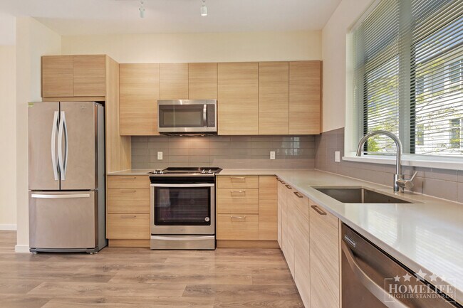 Building Photo - Charming 2 Bed + Den, 3 Bath Townhouse at ...