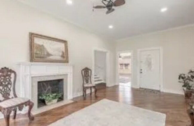 Foto del edificio - 924 E Houston Ave