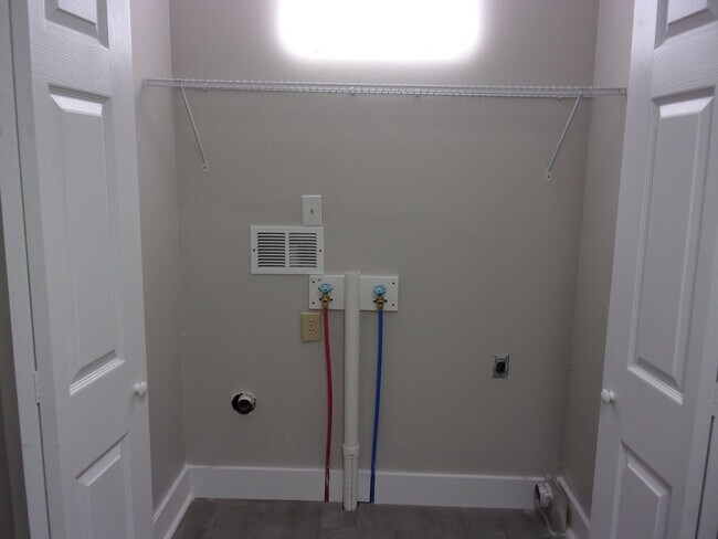 Foto del edificio - Renovated 2 Bedroom 1 1/2 Bath Townhome - ...