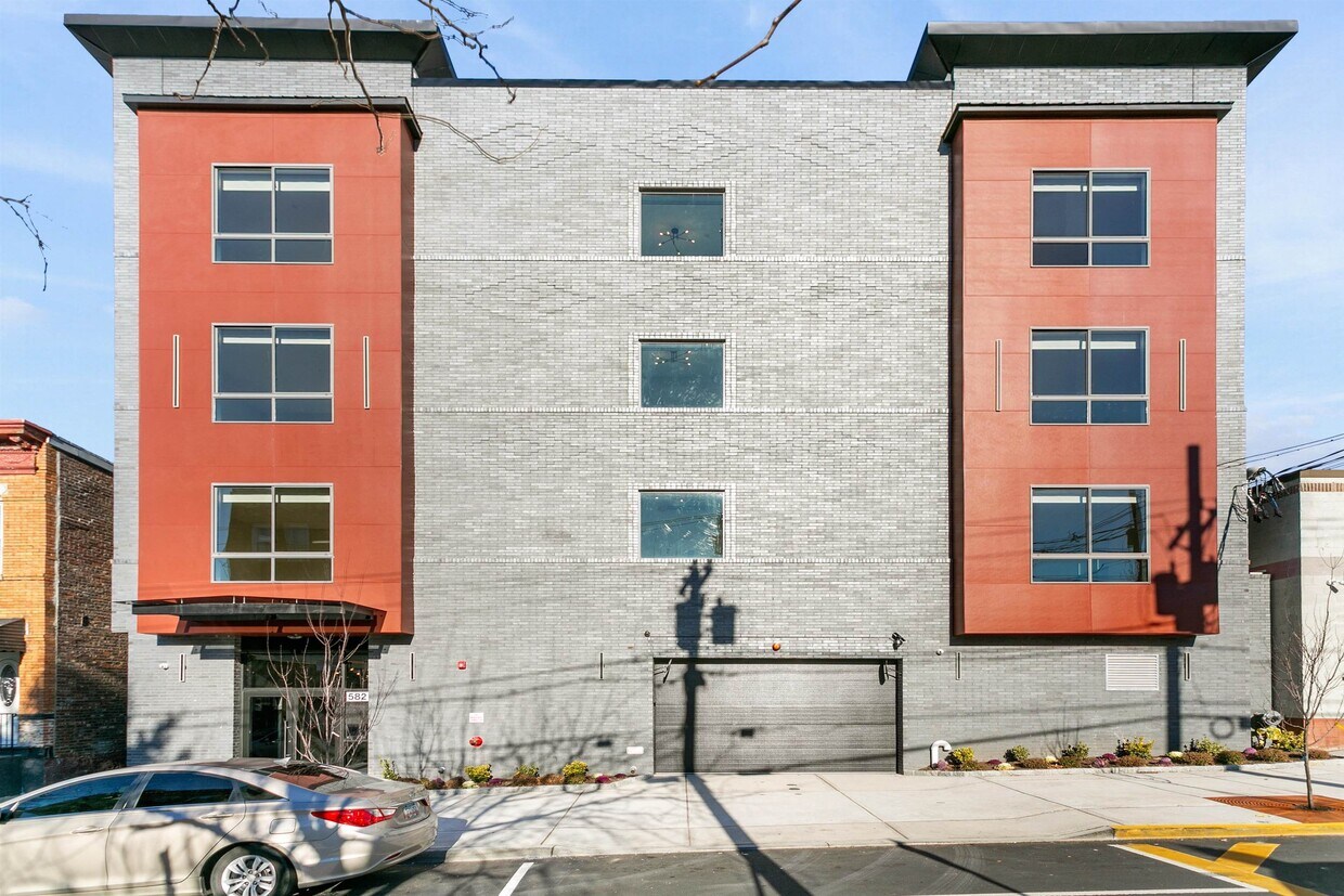 Foto principal - 582 66th St