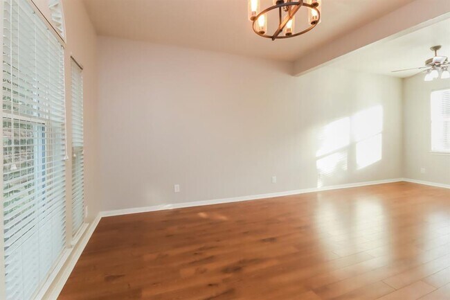 Building Photo - 2913 Veva Dr