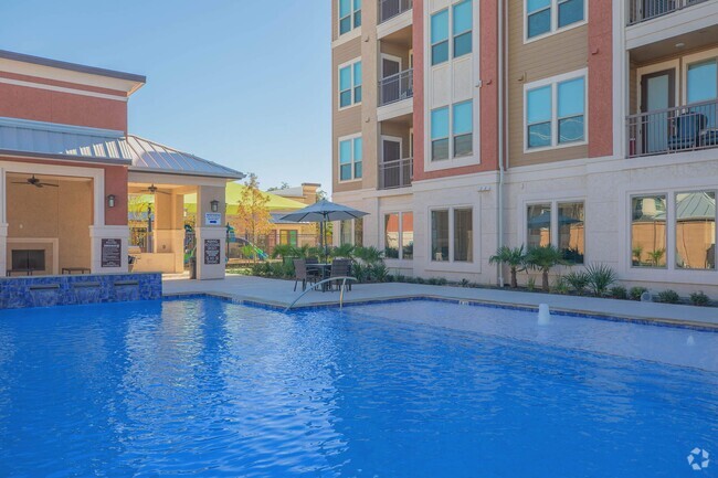 SPARKLING POOL - Regency Lofts