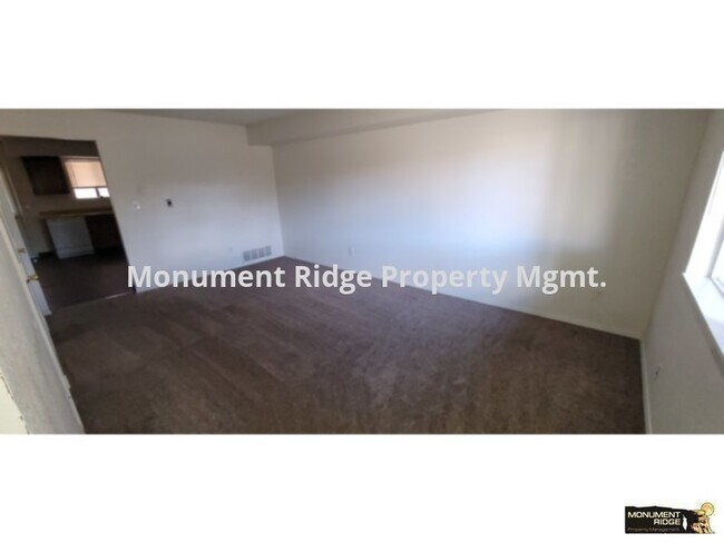 Building Photo - Available Now!  2 bed, 1.5 bath Clifton Ap...