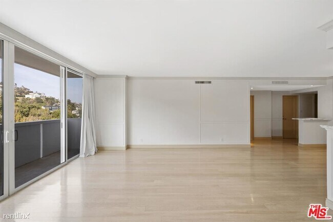 Foto del edificio - 8787 Shoreham Dr