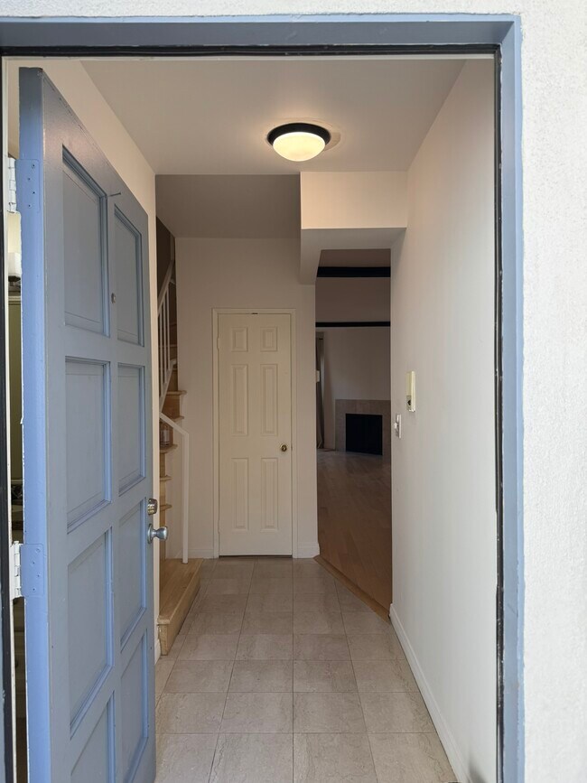 Entrada principal - 1909 Pelham Ave