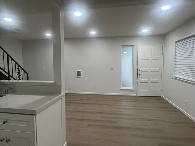 Foto del edificio - Charming 2-Bedroom Condo with Elegant Upgrades